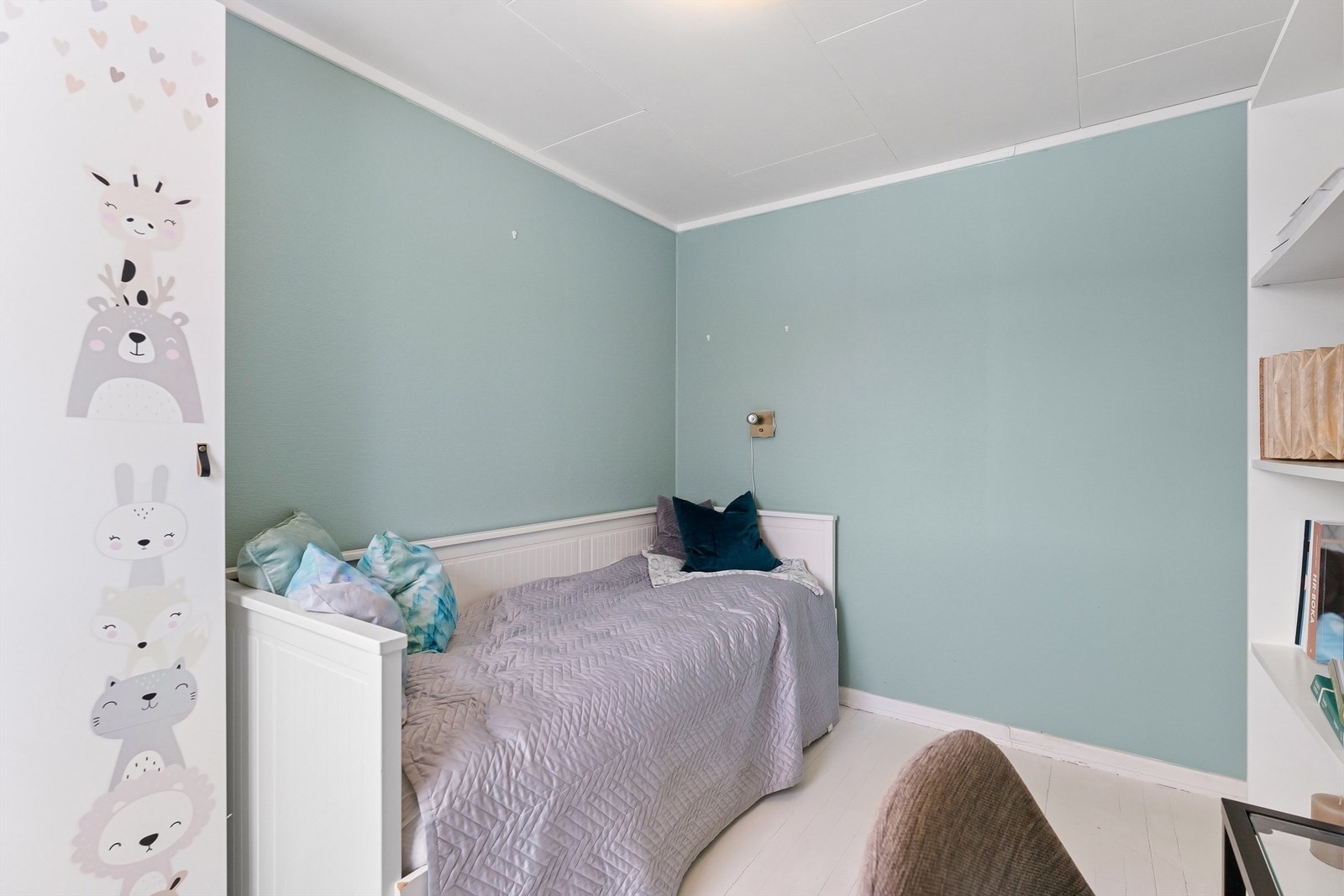 Lyse og nøytrale overflater gjør rommet enkelt å innrede. Galleribilde