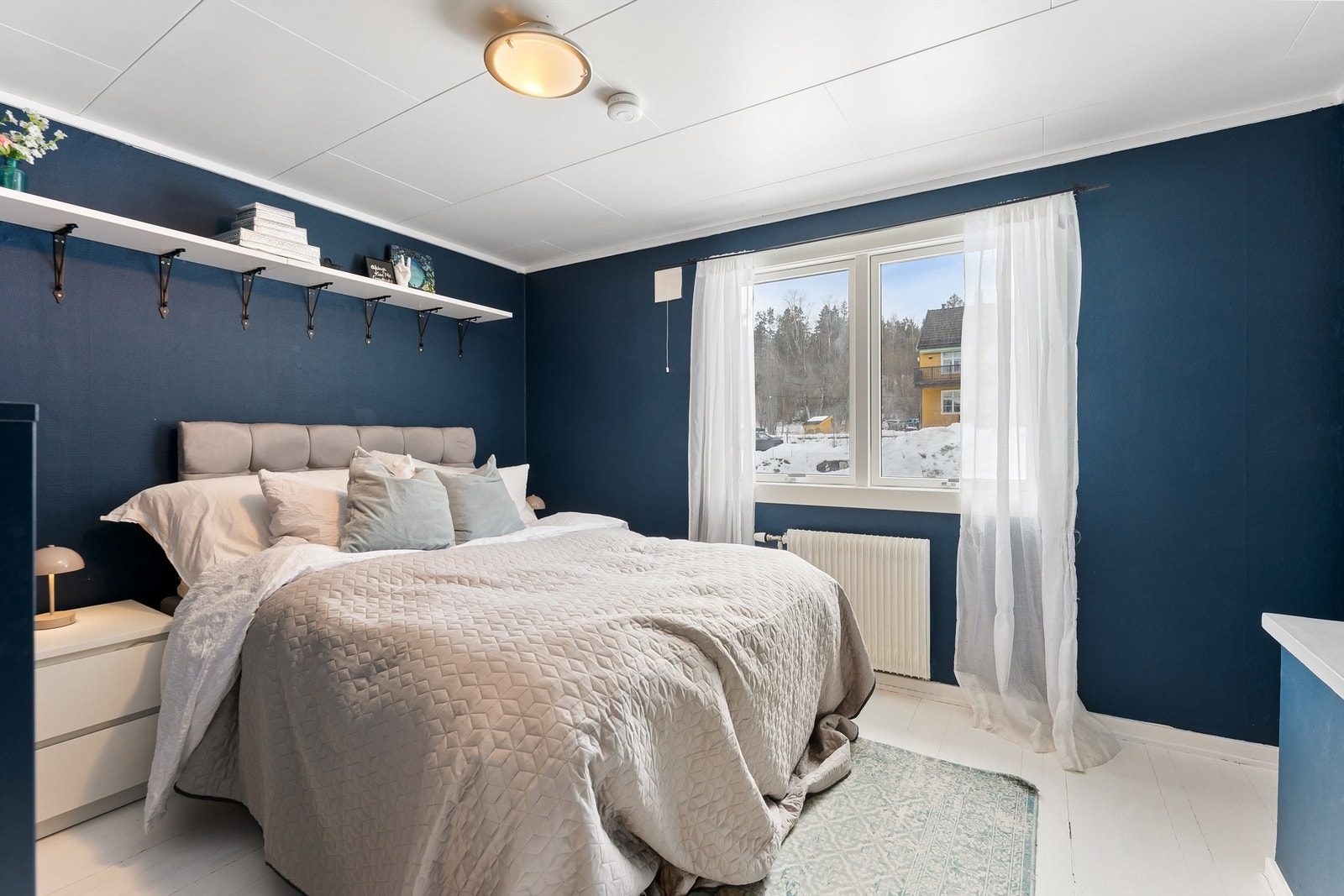 Hovedsoverommet er romslig og har god plass til dobbeltseng. Galleribilde