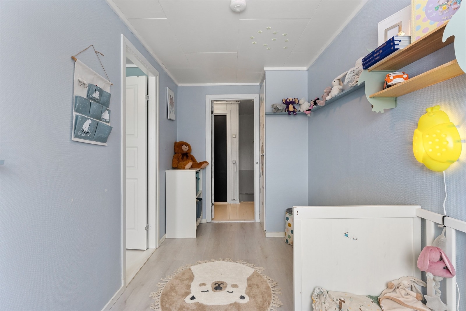 Et lunt og hyggelig rom med plass til lek og hvile. Galleribilde