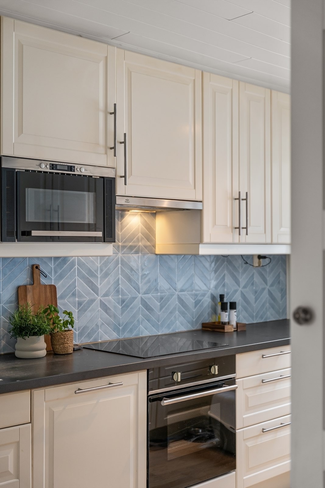 Kjøkkenet er utstyrt med integrert stekeovn, platetopp og mikrobølgeovn. Galleribilde