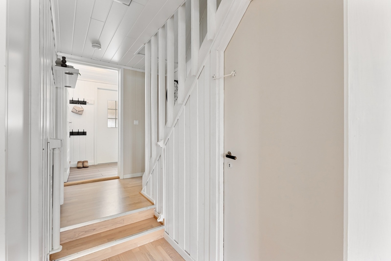 I boligens andre etasje finner du en privat sone med soverom og bad. Galleribilde