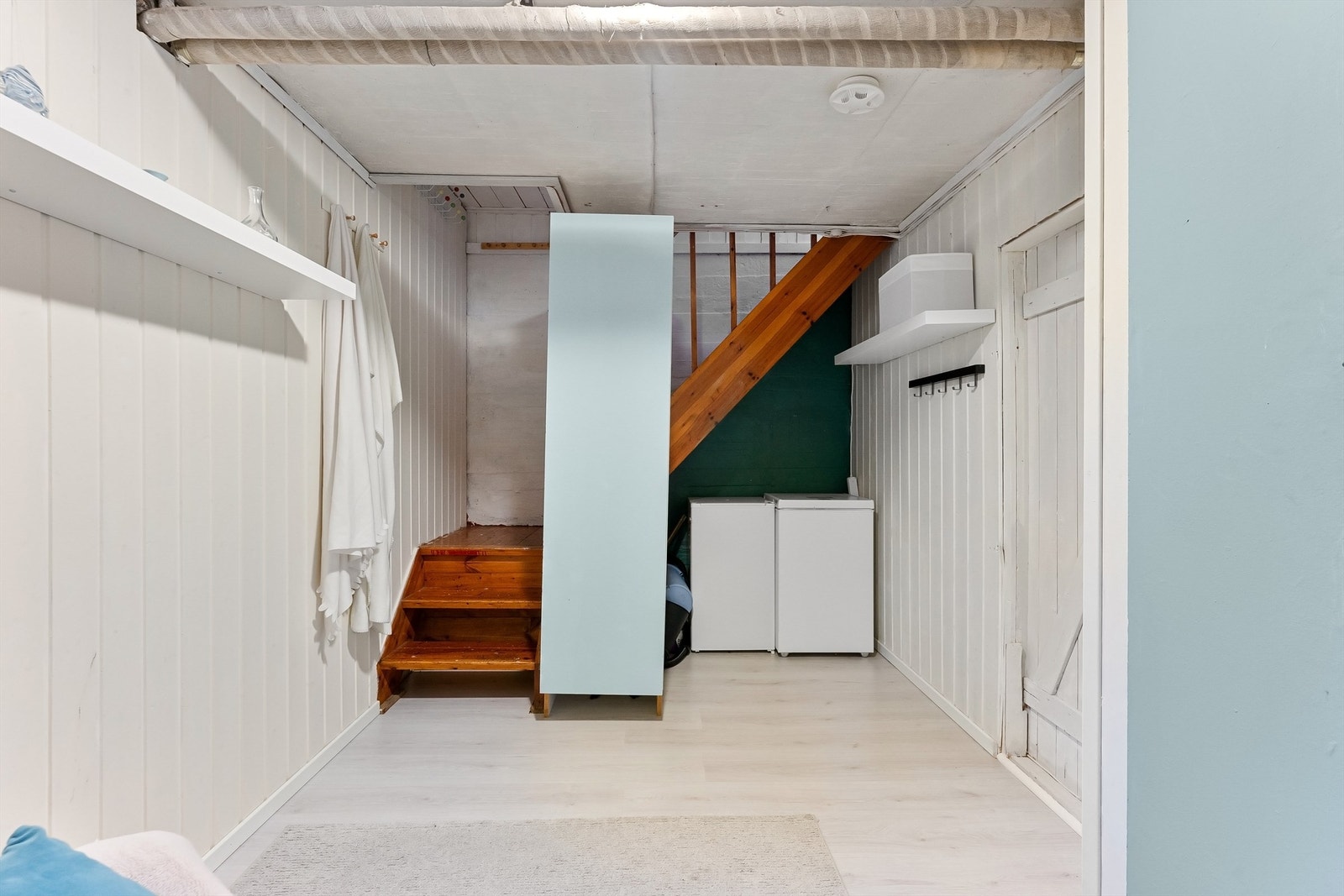 I underetasjen er det innredet et praktisk rom med flere bruksmuligheter. Galleribilde