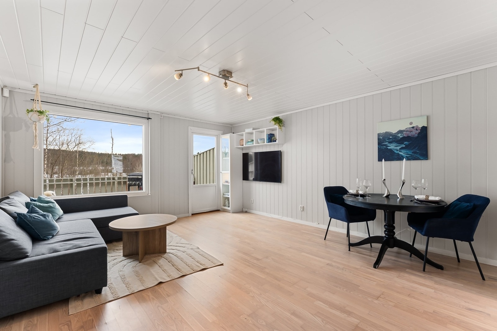 Rommet har en åpen og luftig atmosfære med gjennomgående tregulv. Galleribilde