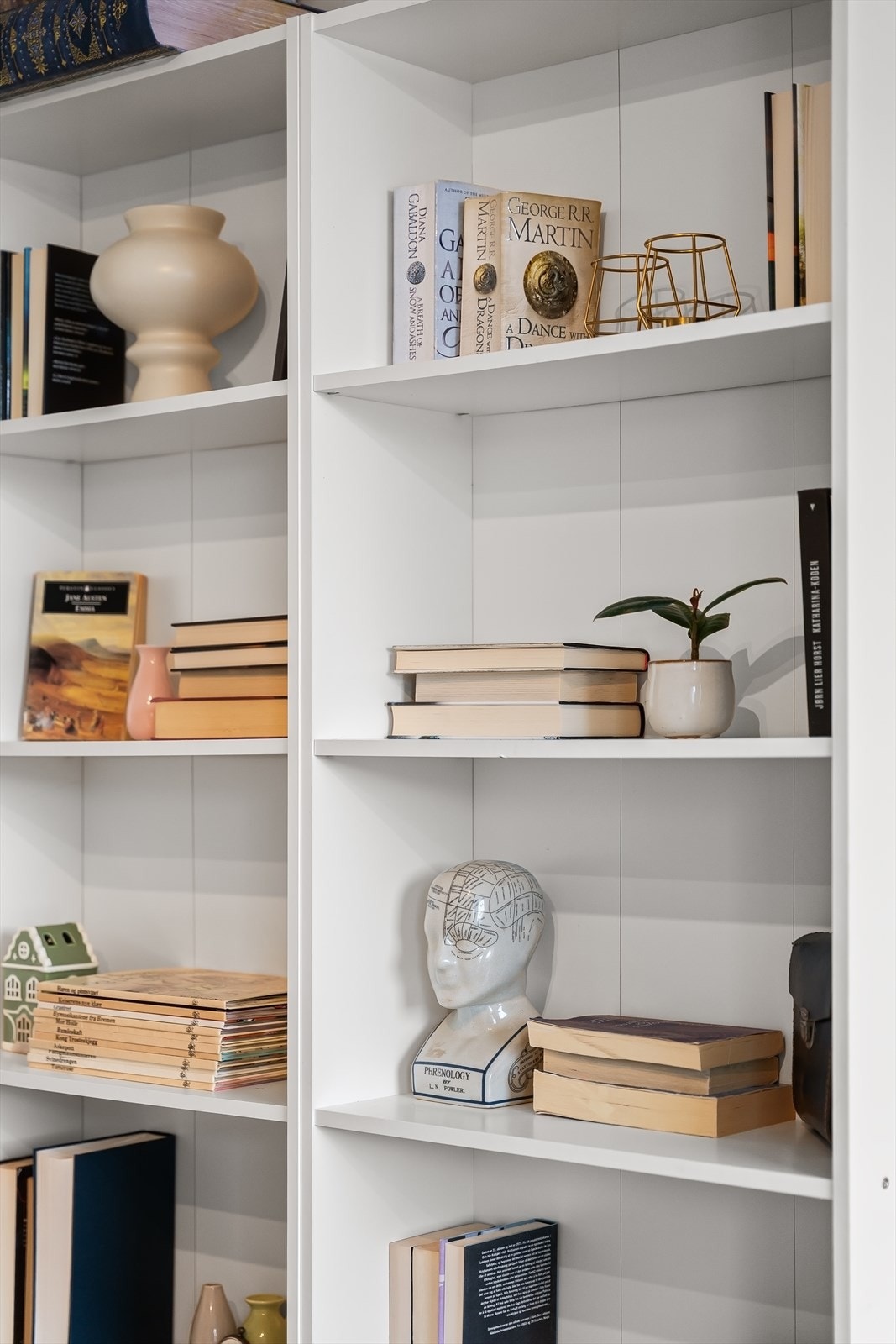 Plassbygde hyller gir gode oppbevaringsmuligheter. Galleribilde