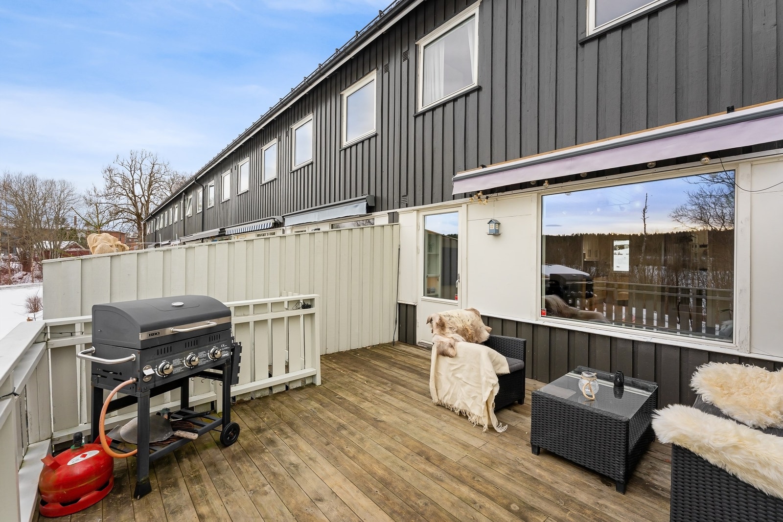 Terrassen er delvis skjermet, noe som gir en privat og usjenert uteplass. Galleribilde