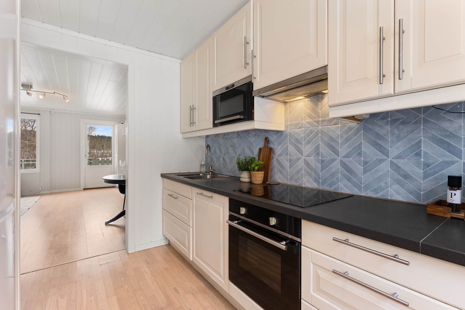 Fra kjøkkenet har du god oversikt over stuen. Galleribilde