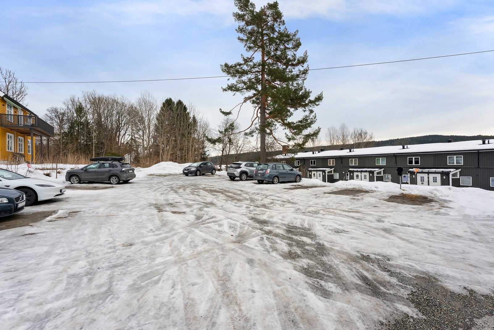 Gode parkeringsmuligheter, gangavstand til buss og kort vei til marka. Galleribilde