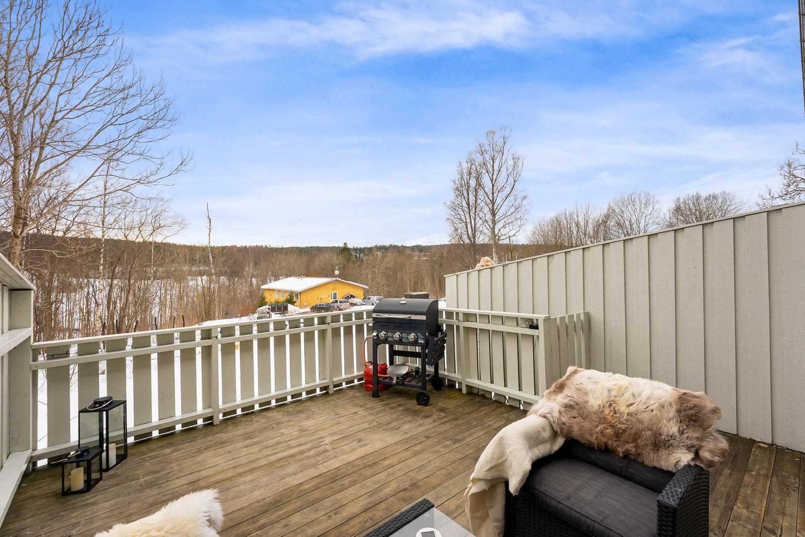 Her kan du nyte utsikten mot de naturskjønne omgivelsene. Galleribilde