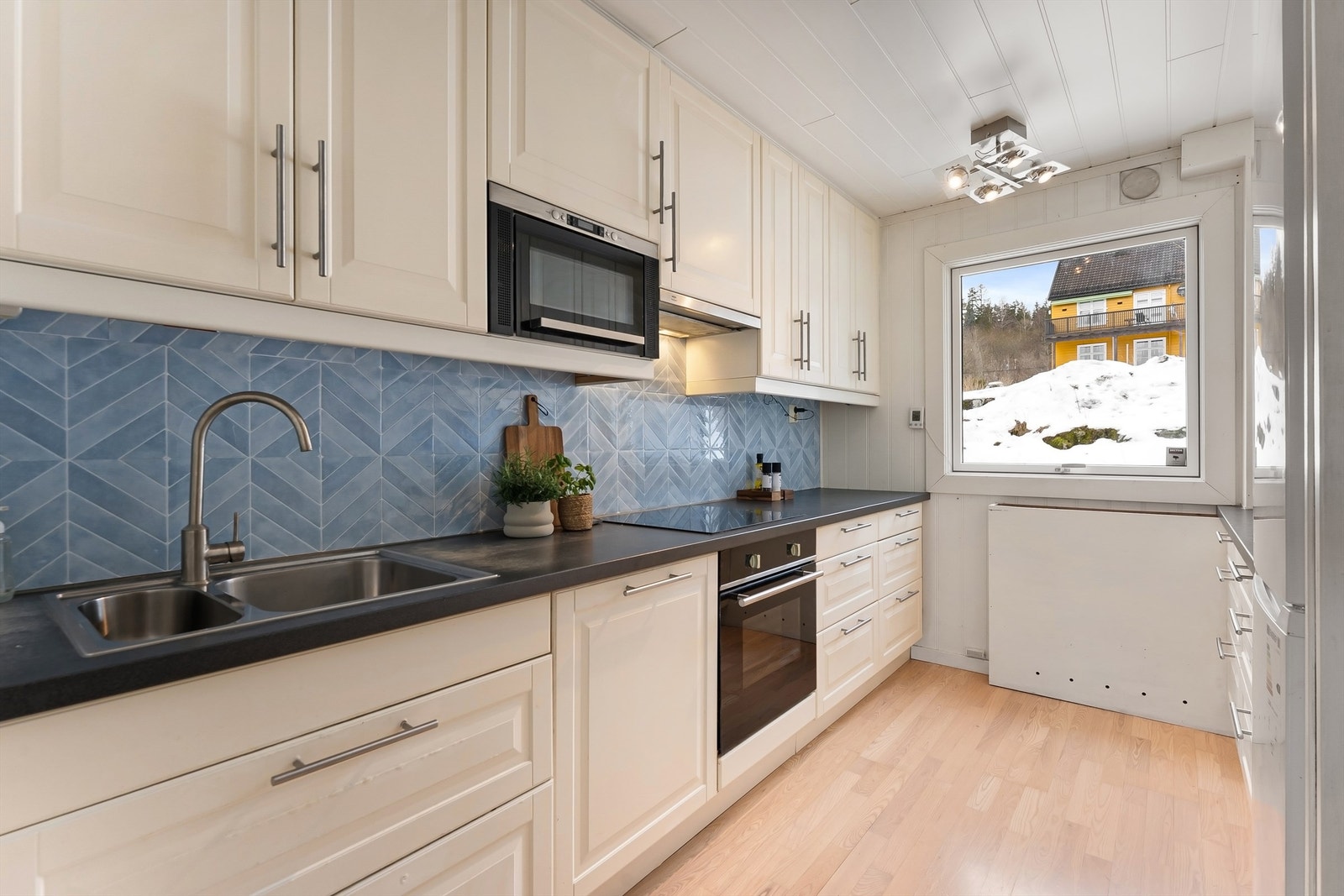 God benkeplass for matlaging og en dekorativ flislagt sone over benken. Galleribilde