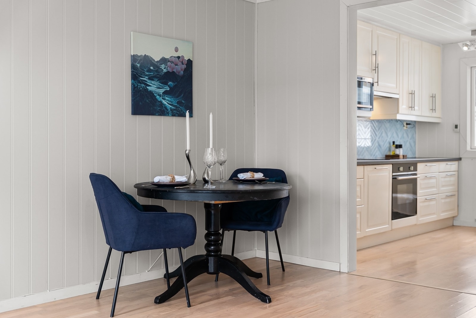 En hyggelig spiseplass i tilknytning til både stue og kjøkken. Galleribilde