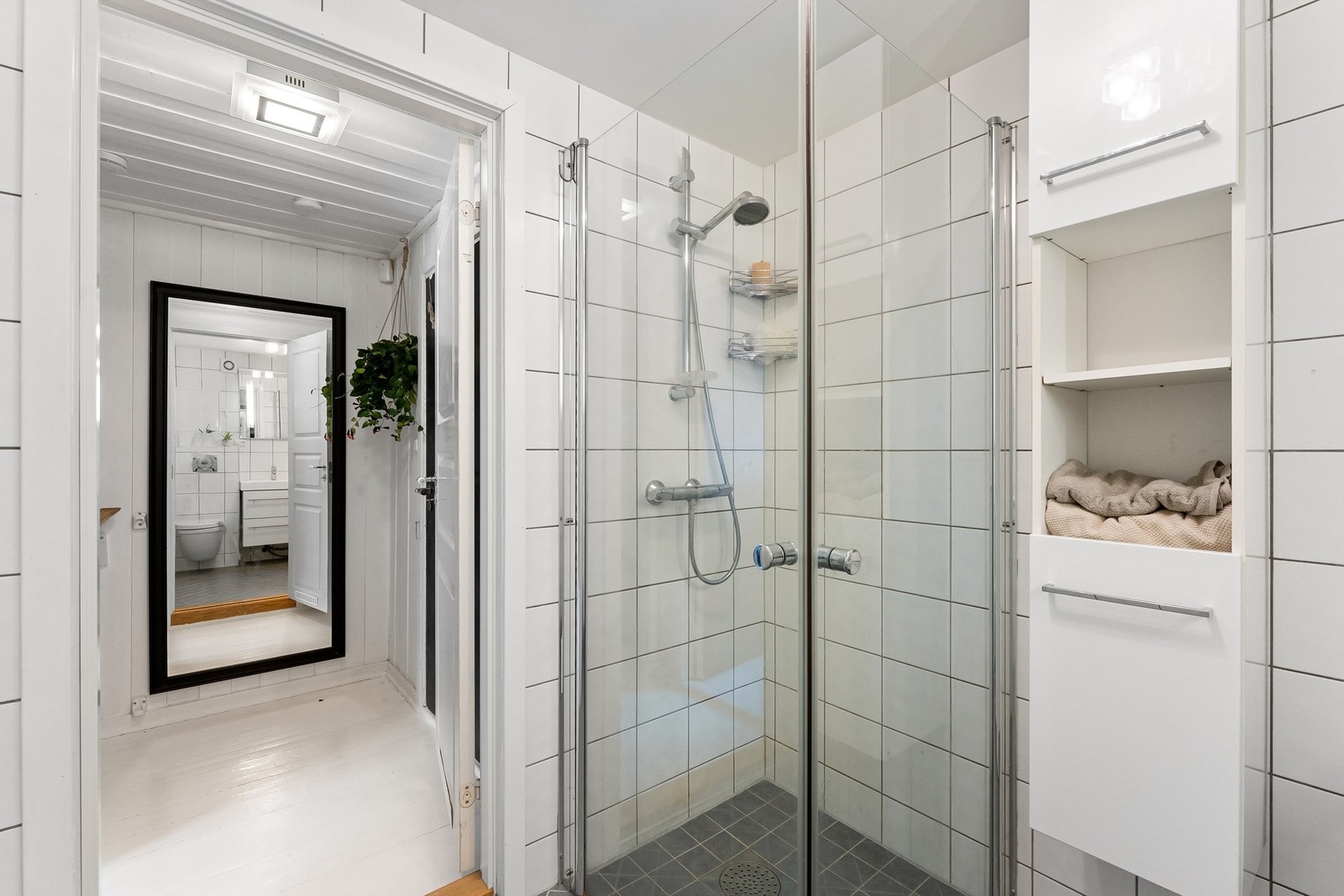 Baderomsinnredning med servant og god oppbevaringsplass i skap. Galleribilde