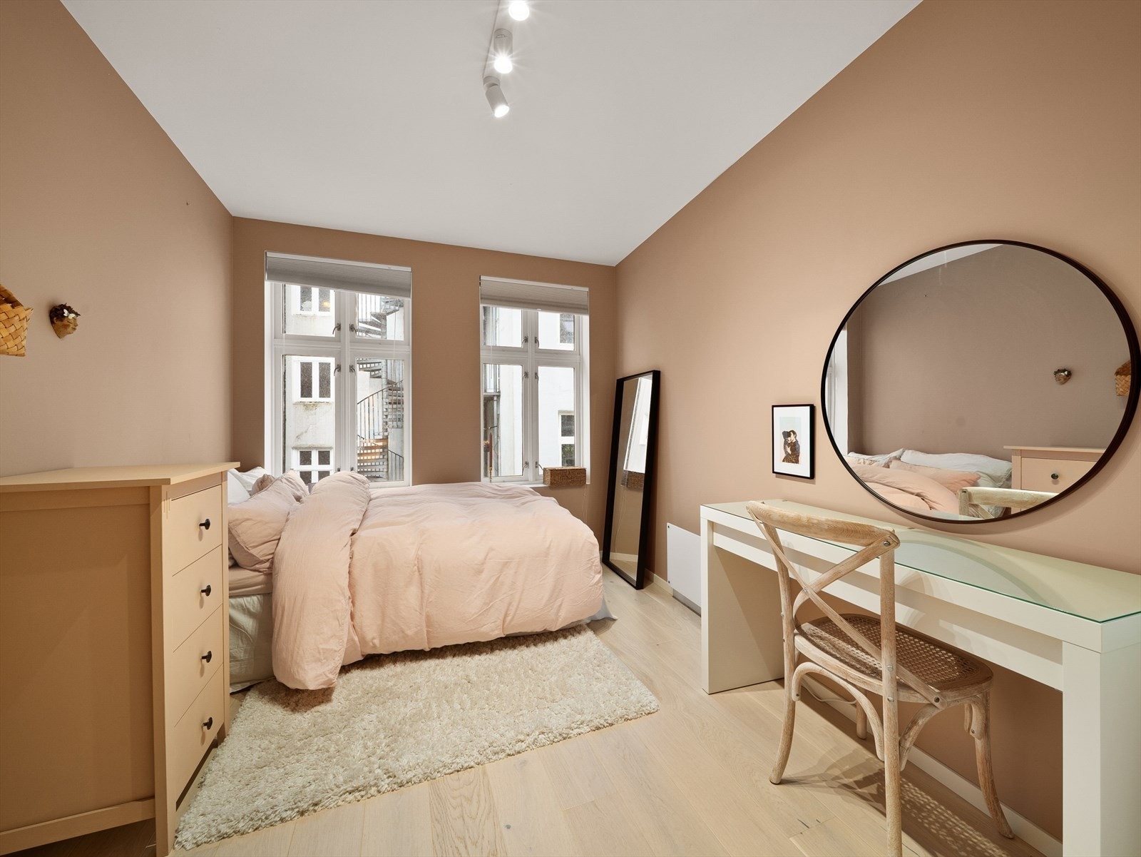 Her er det god plass til seng, oppbevaring og pult. Galleribilde