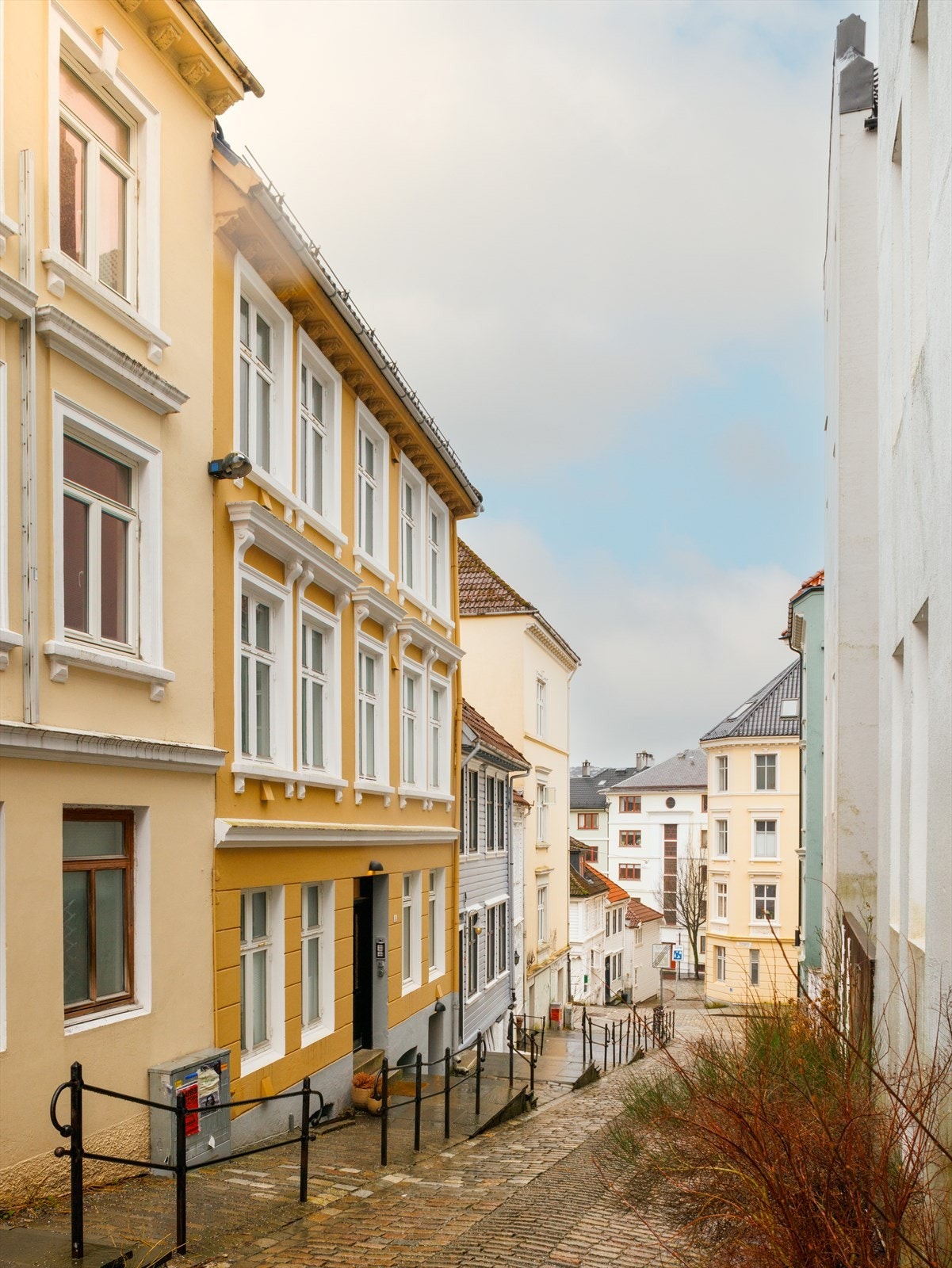 Eiendommen ligger i Munkebekksmauet, et rolig og pent opparbeidet område idyllisk plassert mellom Nøstet og Klosteret. Galleribilde