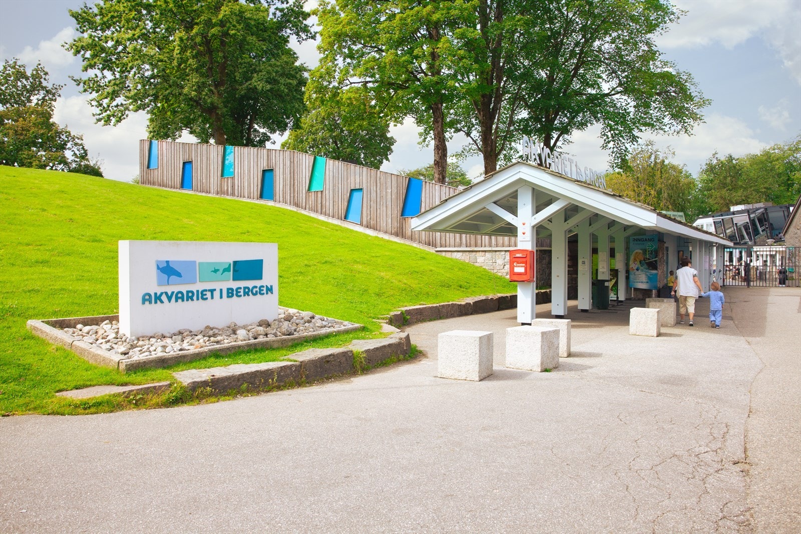 Nordnes sjøbad er et populært helårsanlegg med oppvarmet basseng og bademuligheter i sjø, og både Akvariet i Bergen og parkområdet ved Fredriksberg festning (Fredriksborg) ligger innen kort gangavstand. Galleribilde