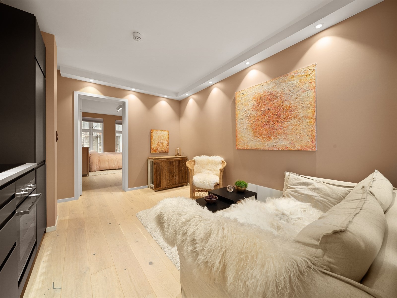 Planløsningen legger til rette for plass til en liten sofa, stuebord og TV-møblement. Galleribilde