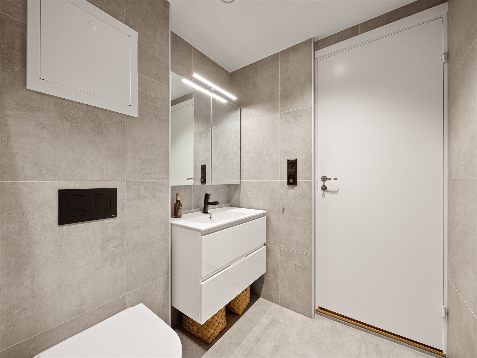 Veggene er flislagt, og taket er malt og utstyrt med LED-downlights som gir godt arbeidslys og en moderne finish. Galleribilde