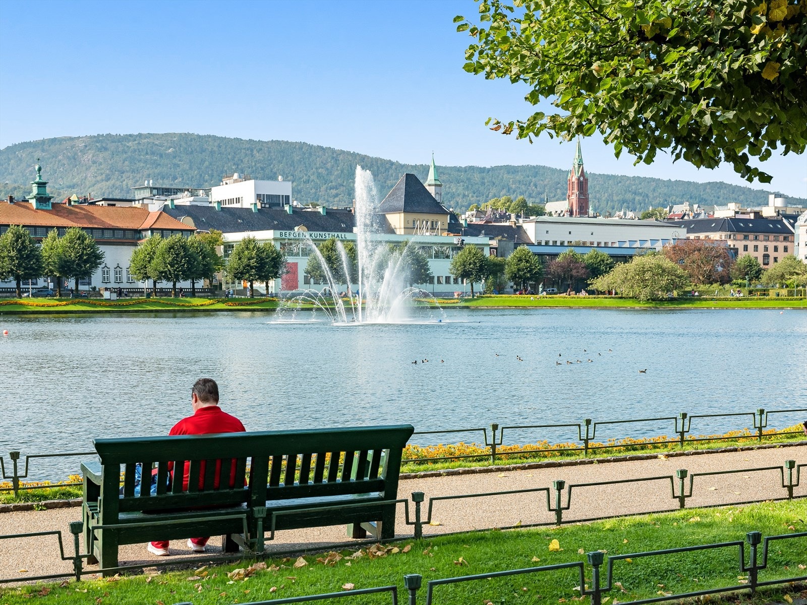 Kollektivtilbudet i området er svært godt. Nærmeste bussholdeplass, Klosteret, ligger kun ca. ett minutts gange fra boligen, med linje 11 og 86 som gir enkel tilkomst til øvrige deler av byen. Galleribilde