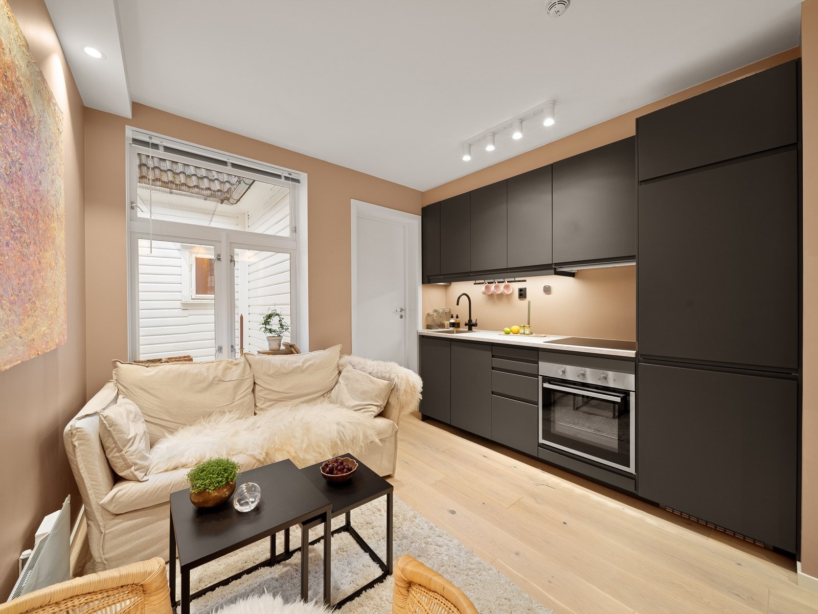 Veggene er malt i flotte, moderne fargetoner som harmonerer godt med gulvet og bidrar til et helhetlig og tidsriktig uttrykk. Galleribilde