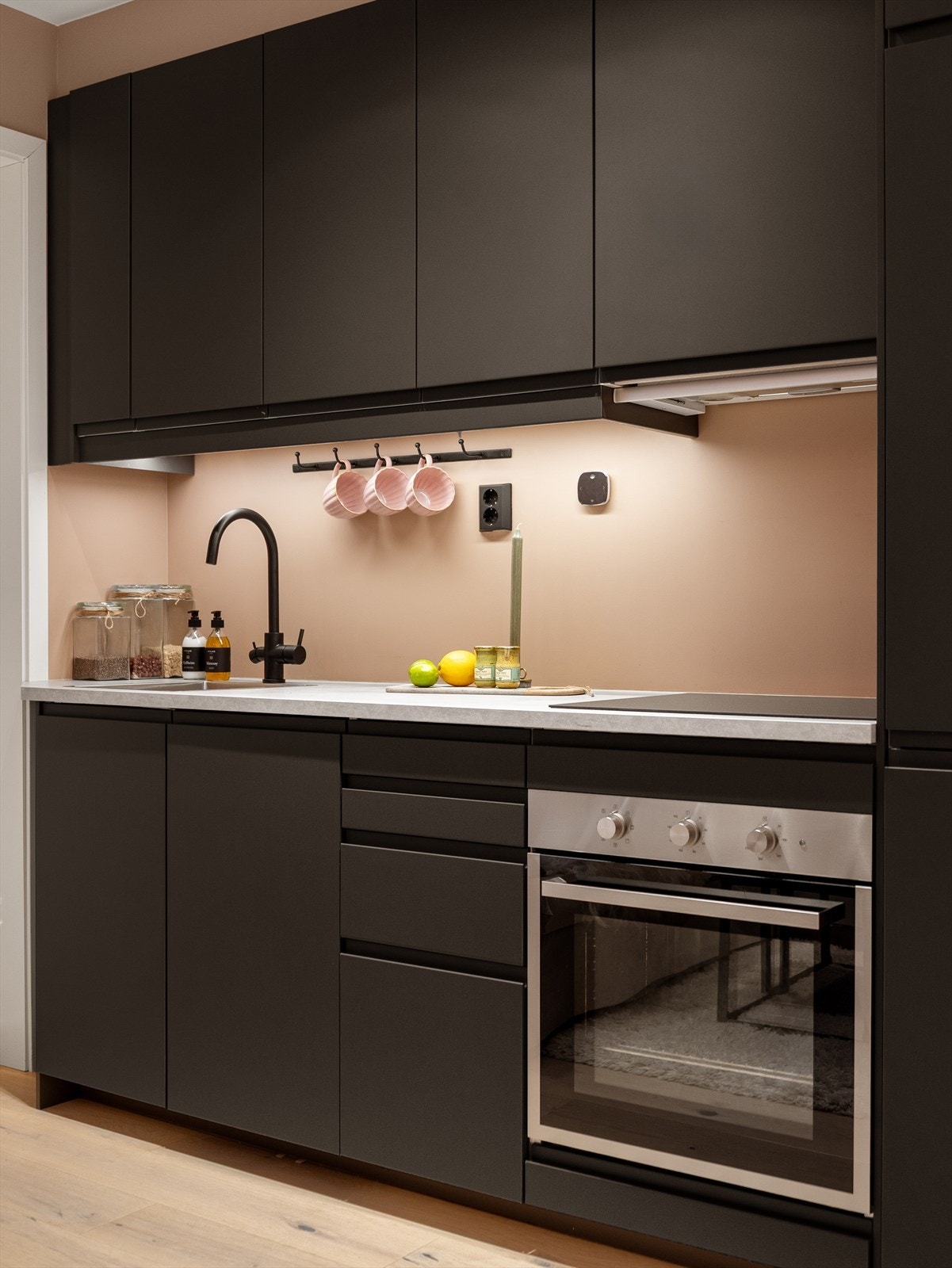 Kjøkkeninnredningen er fra 2021 og levert av IKEA, utført i grå, slett front som gir et minimalistisk og moderne uttrykk. Galleribilde