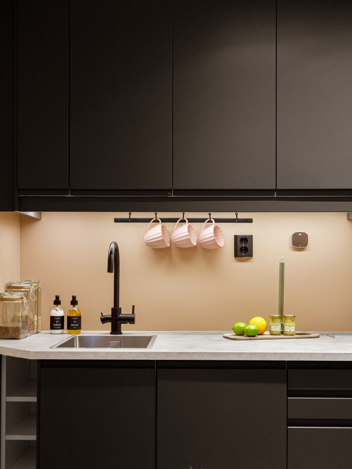 Benkeplaten er i lys laminat som står i fin kontrast til de grå frontene. Galleribilde