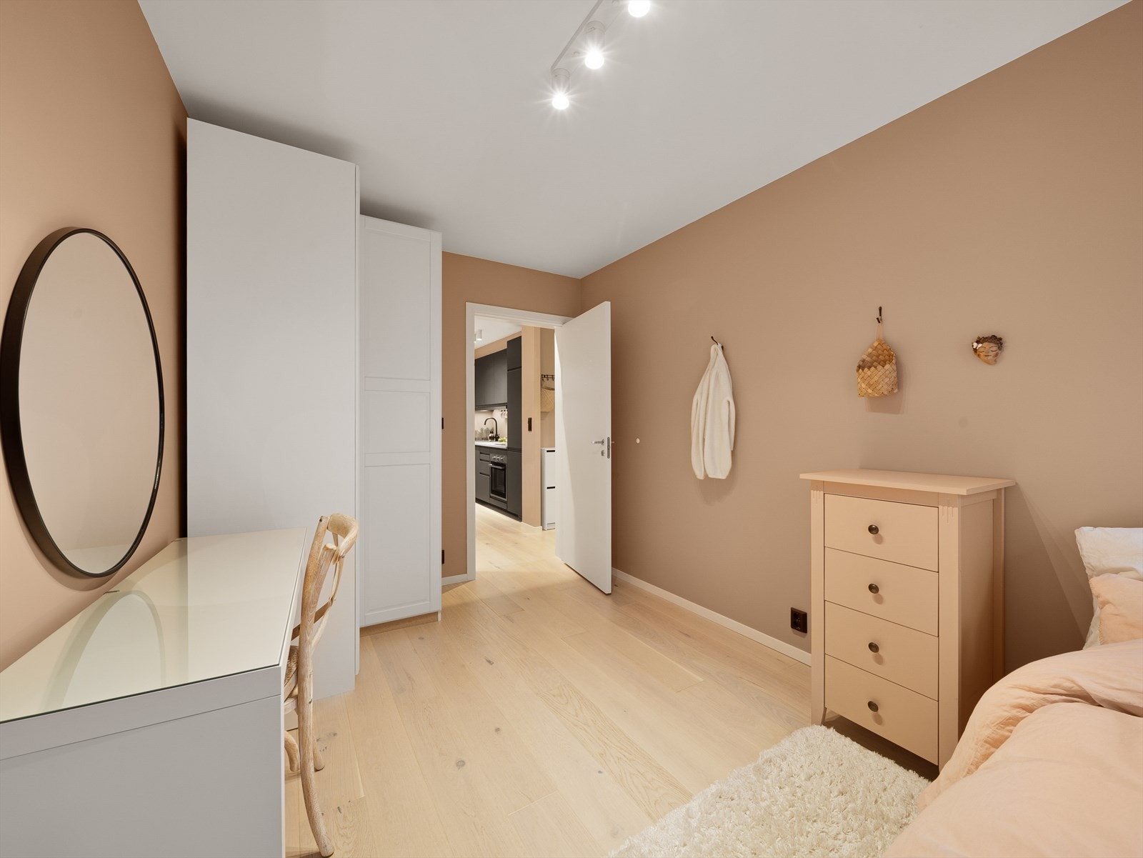 Veggene malt i moderne og harmoniske farger, og det er enstavs eikeparkett på gulv som gir et gjennomgående og helhetlig uttrykk. Galleribilde