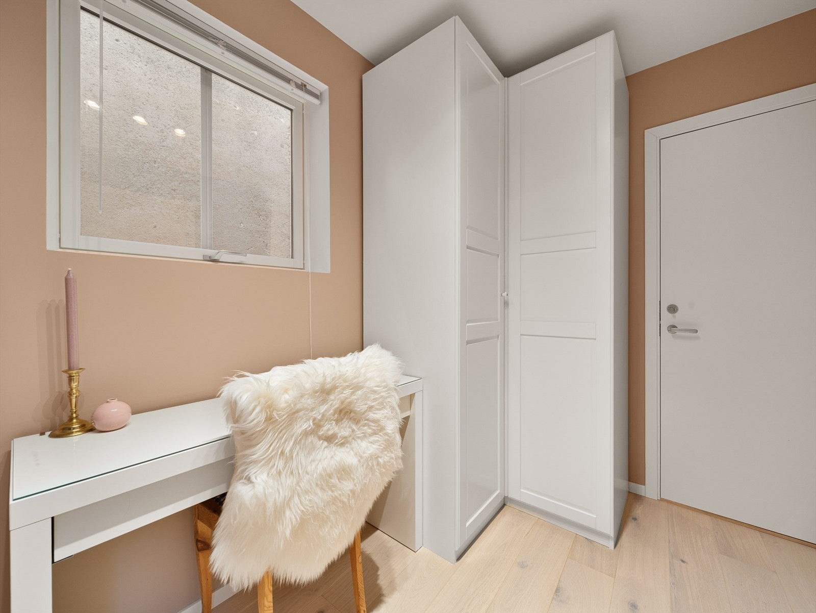 God plass til seng, oppbevaring og pult. Galleribilde