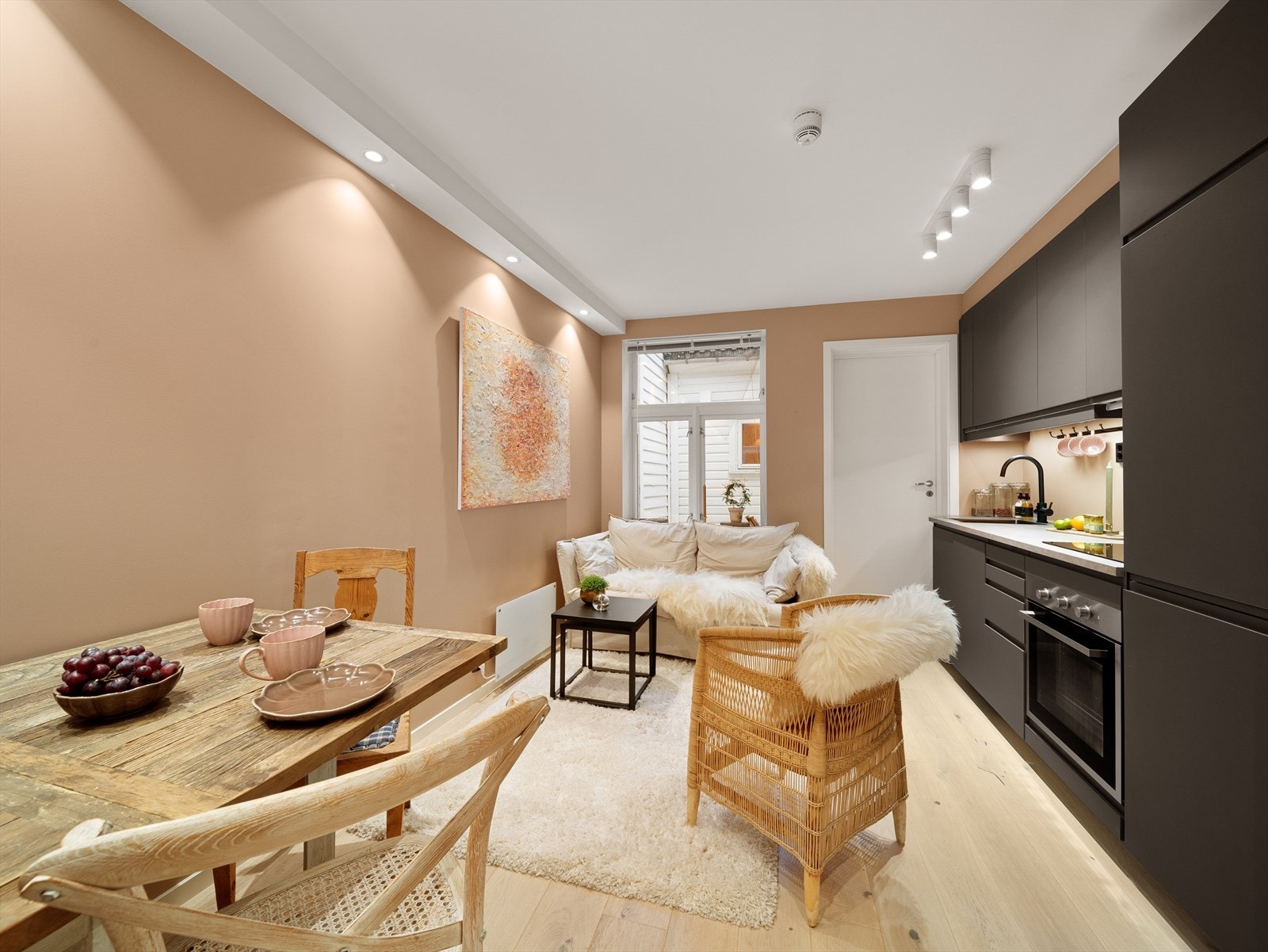 Planløsningen legger til rette for plass til en liten sofa, stuebord og TV-møblement. Galleribilde