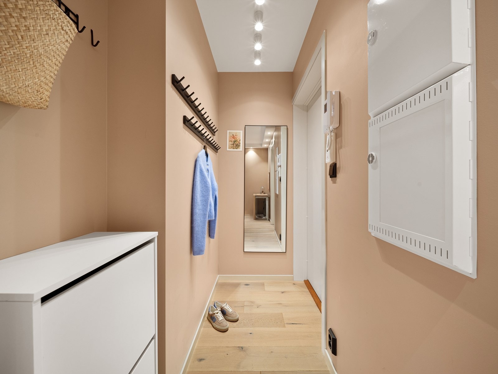 Gangen gir et godt førsteinntrykk av boligen og oppleves som en hyggelig og funksjonell velkomstsone. Galleribilde