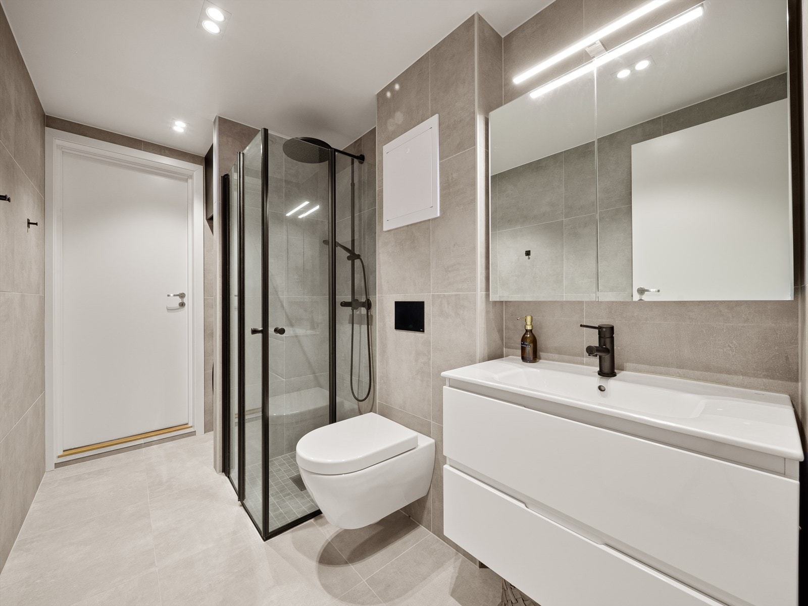 Leiligheten har et delikat og helfliset bad/vaskerom fra 2021 med elektriske varmekabler i gulvet, noe som gir god komfort året rundt. Galleribilde