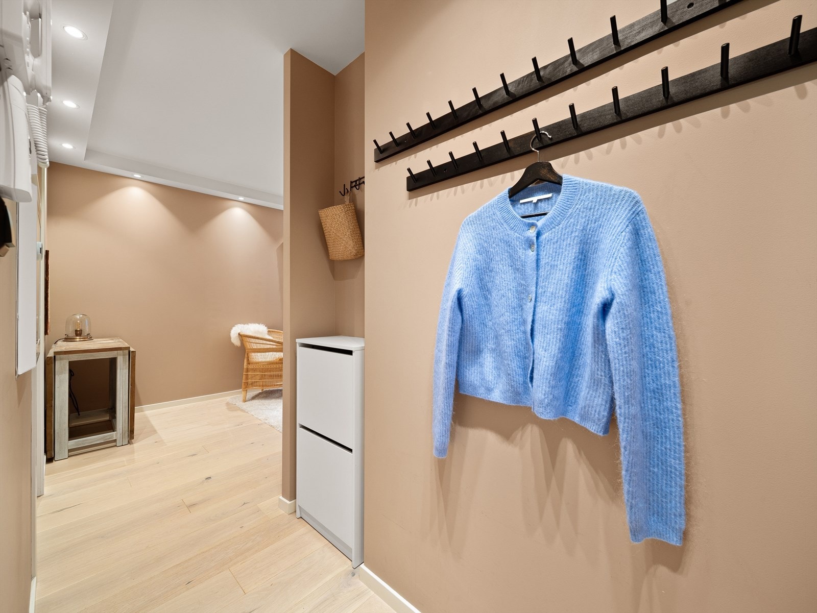 Leiligheten har en romslig og praktisk entré/gang med god plass til å henge fra seg yttertøy og sette fra seg sko. Galleribilde