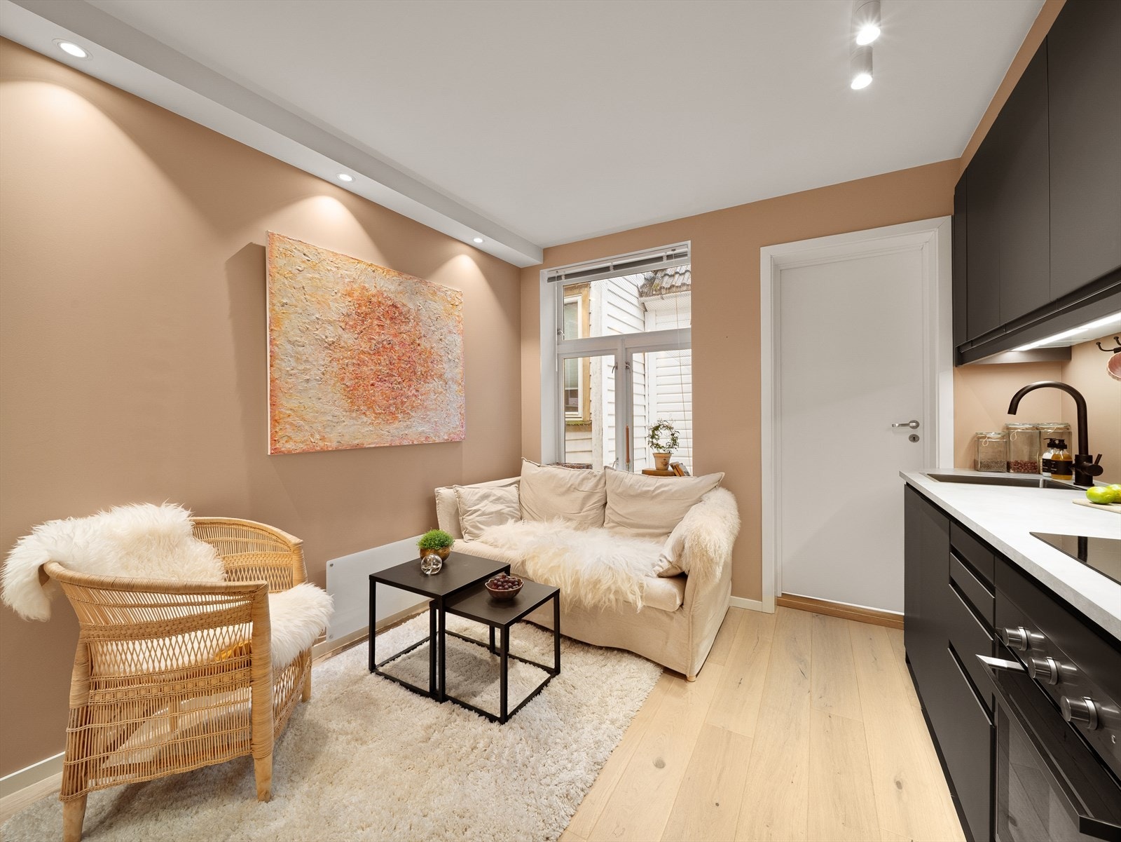 Leiligheten har en åpen og moderne stue- og kjøkkenløsning som gir en sosial romfølelse. Galleribilde