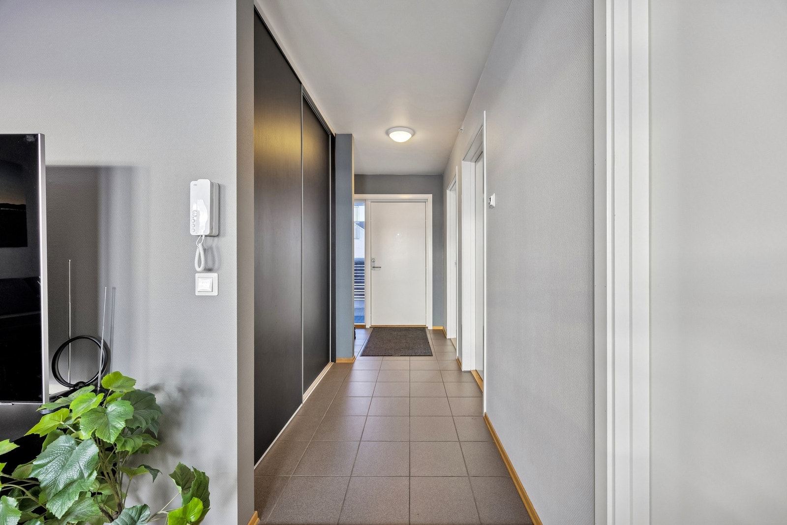 Flislagt entrè med gulvvarme Galleribilde