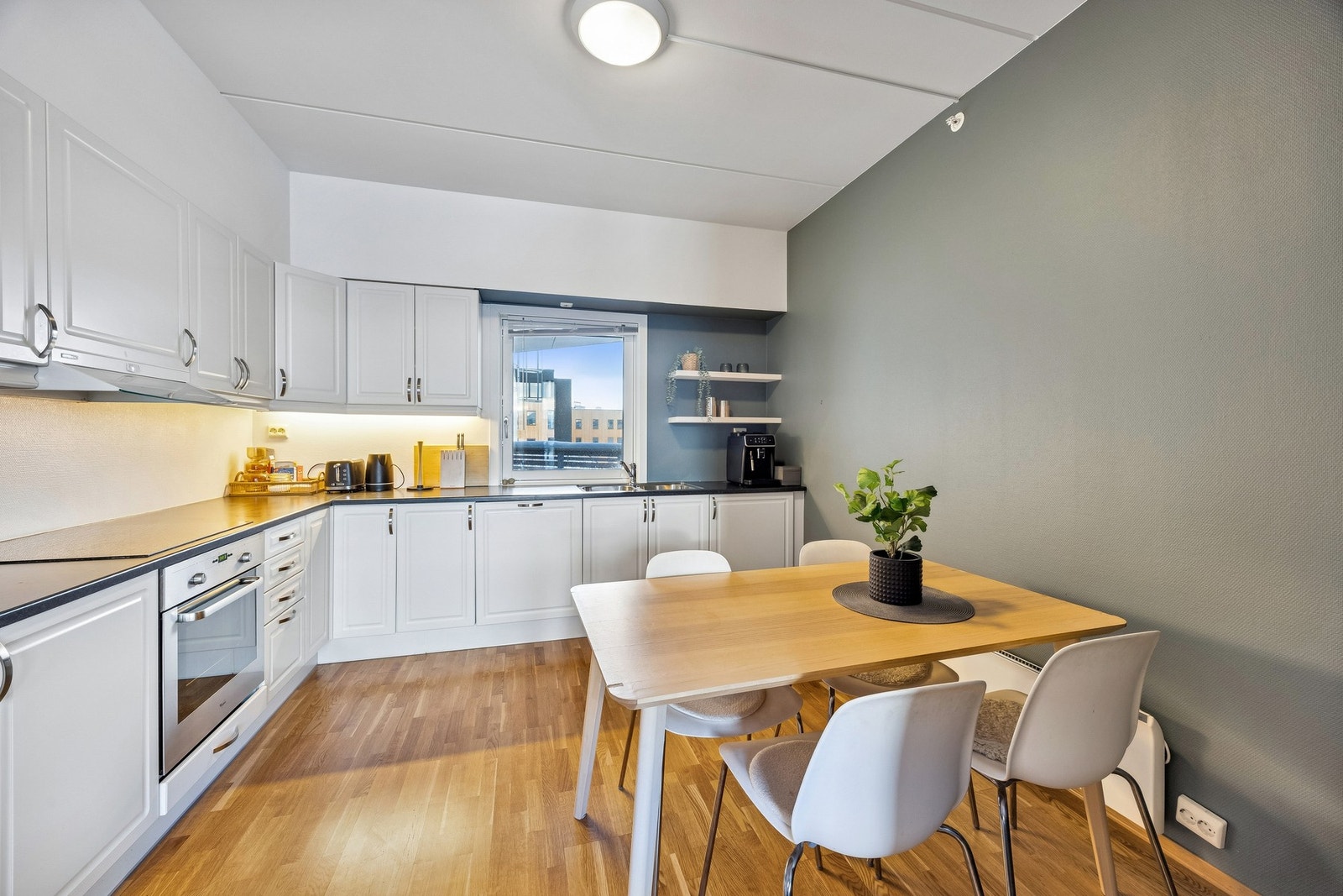 Plass til spisemøbler i kjøkkensonen Galleribilde