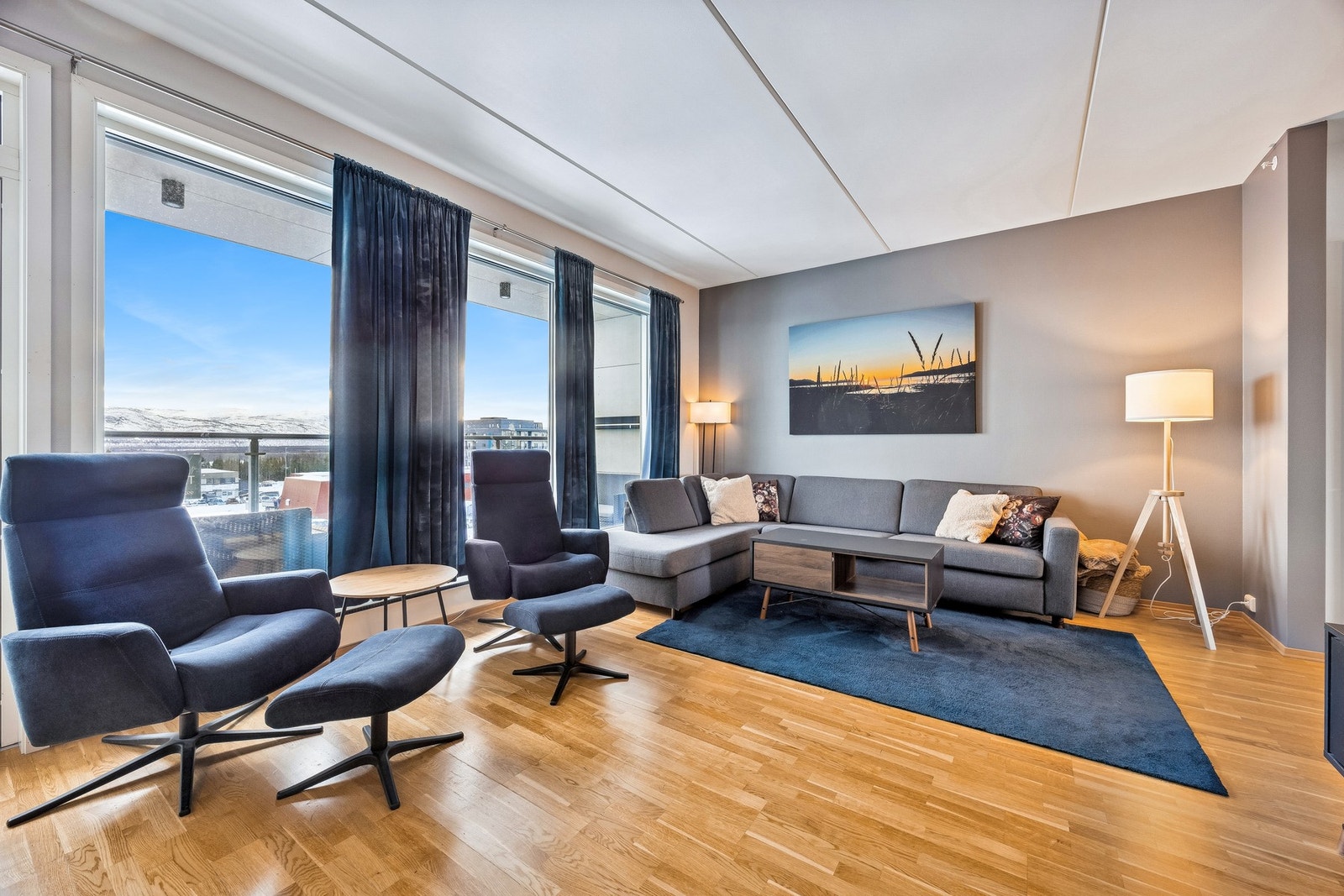 Stuen har parkett på gulv og utgang til sørvendt terrasse Galleribilde