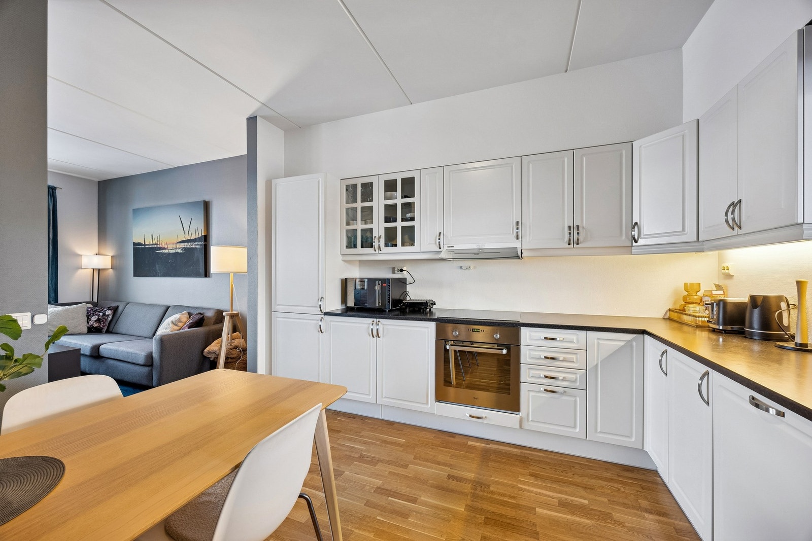 Integrerte hvitevarer på kjøkken Galleribilde