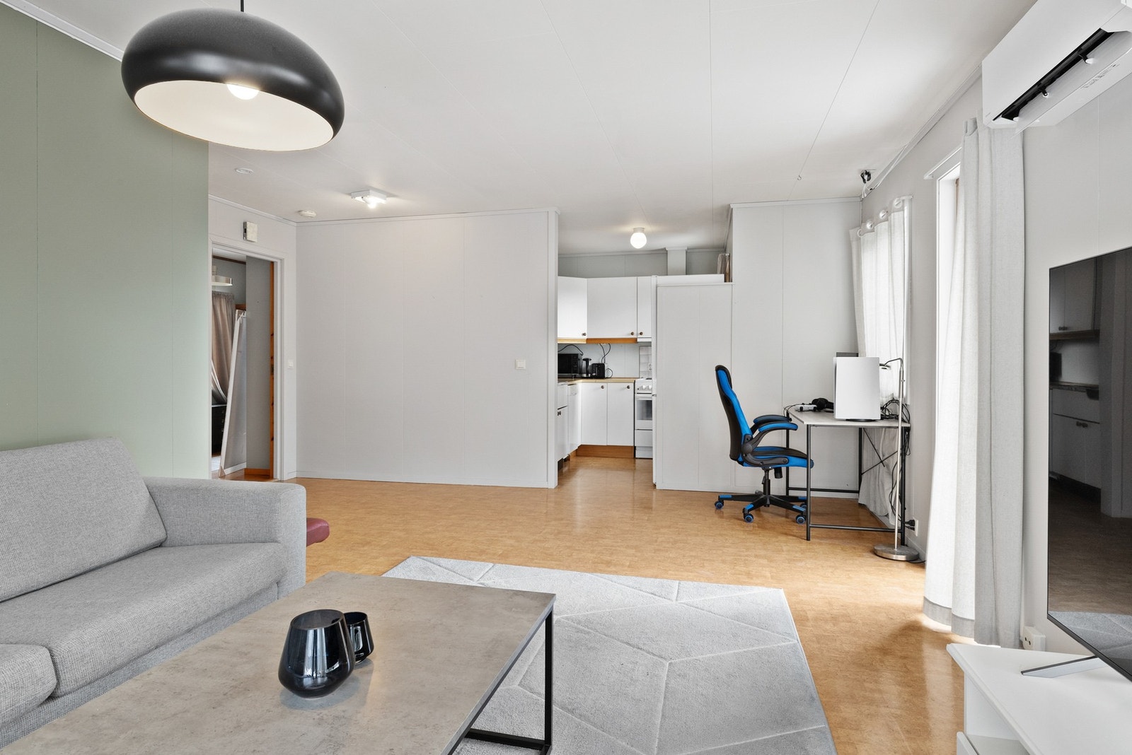 Utleiedelen består av stue/kjøkken, bad, soverom, bod, gang og vindfang Galleribilde