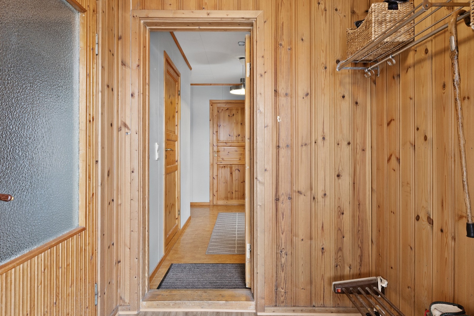 Dør inn til venstre leder til hovedboligen, velkommen inn! Galleribilde