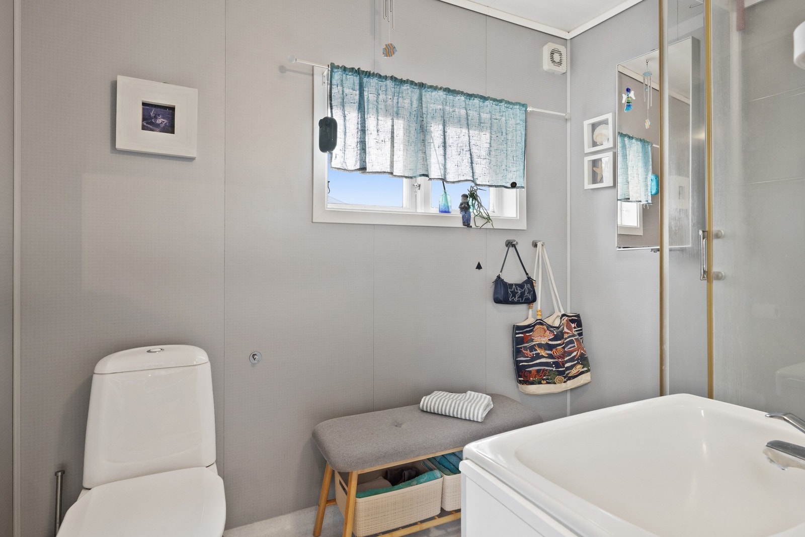 Overflater med gulvbelegg og vegger med baderomsplater Galleribilde