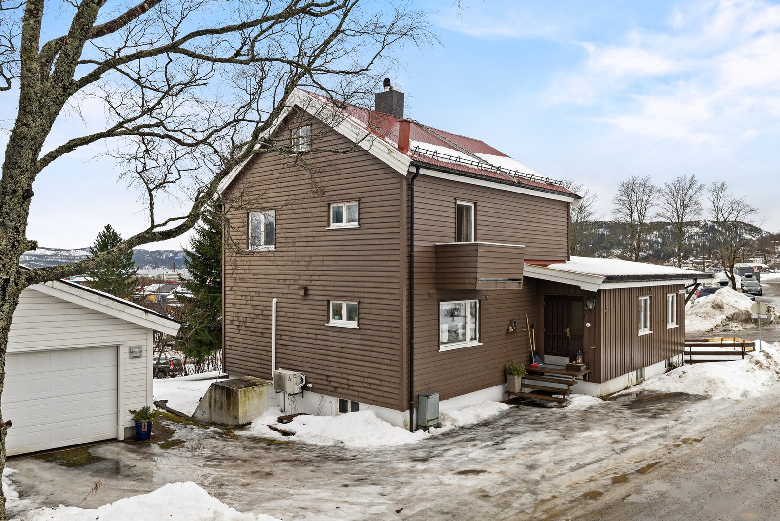 Eiendommen ligger i et veletablert og sentrumsnært boligområde ved nedre del av Bjørum Galleribilde