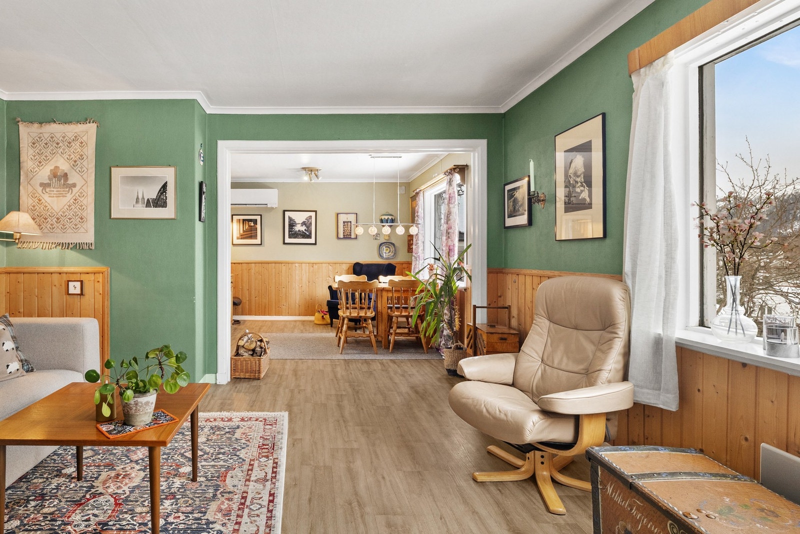 Stue med et hjemmekoselig preg og gode møbleringsmuligheter Galleribilde