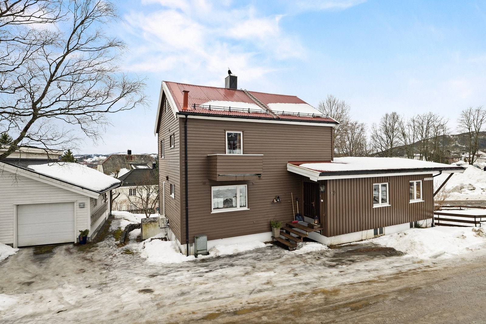 Sørvendt beliggenhet i familievennlige omgivelser på nedre del av Bjørum Galleribilde