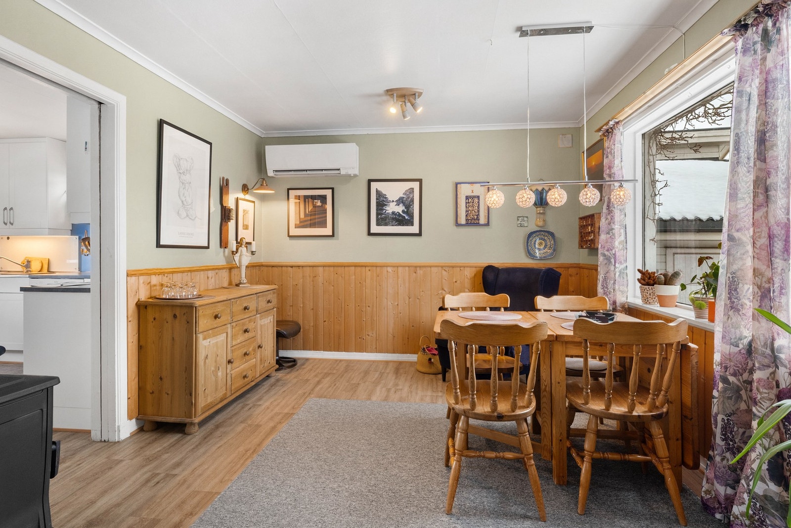 Spisesonen ligger i naturlig tilknytning til kjøkkenet Galleribilde