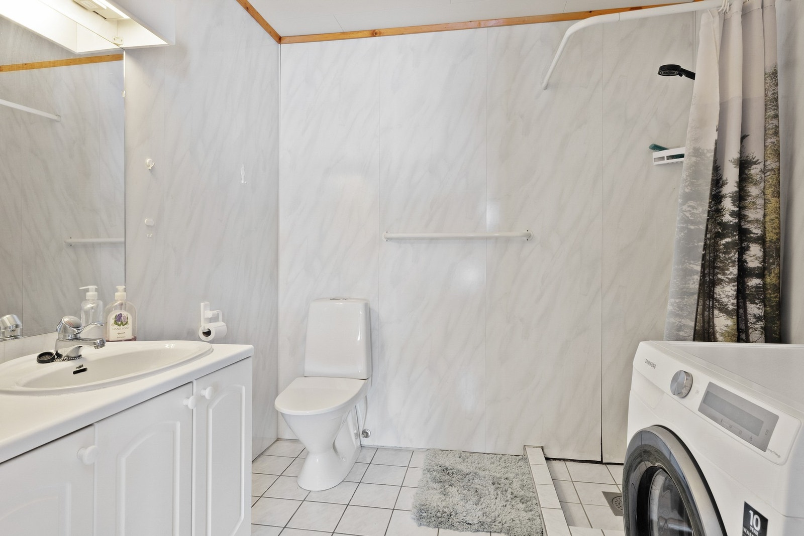 Kombinert bad- og vaskerom i utleiedel Galleribilde