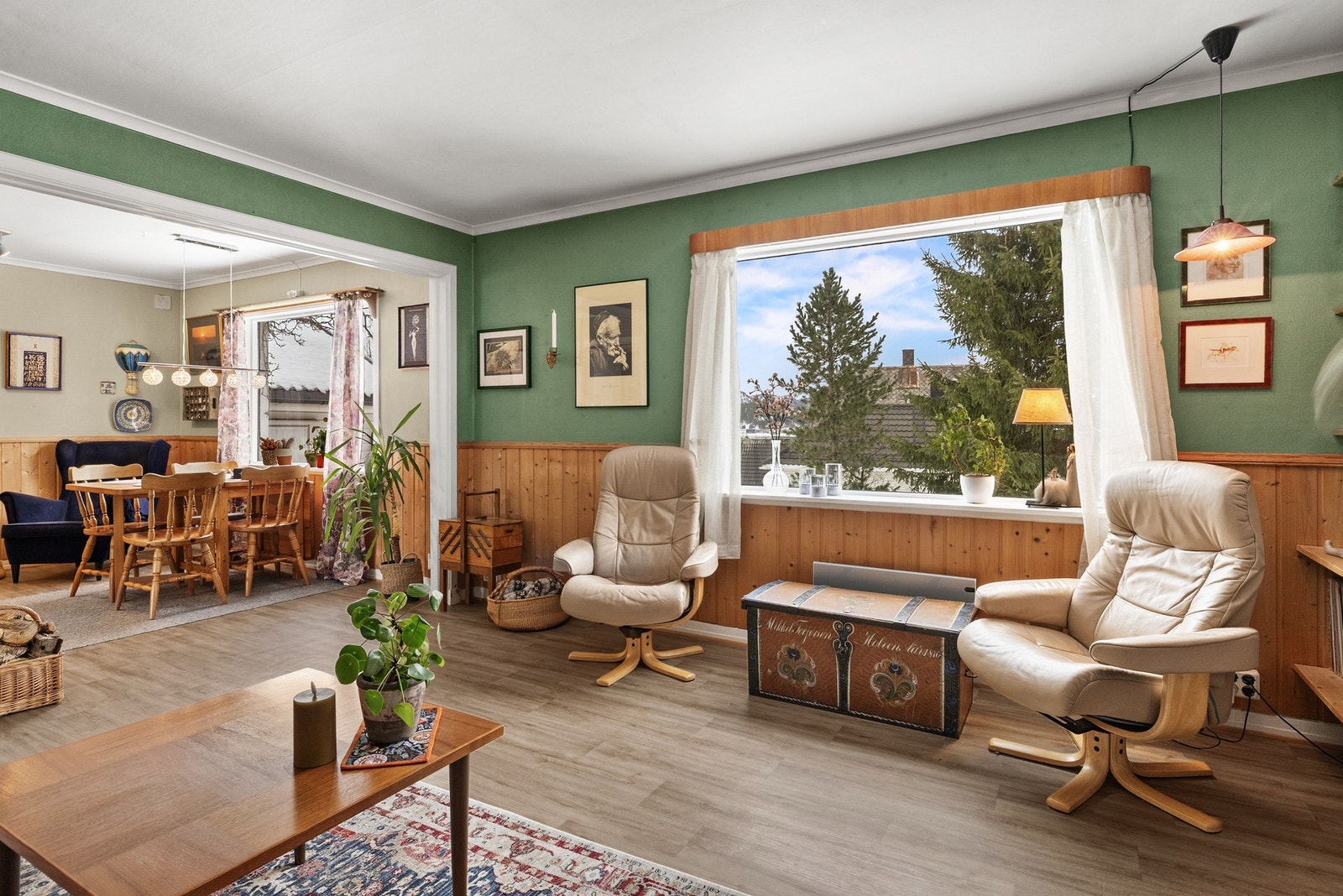 Godt lysinnslipp gir stuen en lys og innbydende atmosfære Galleribilde