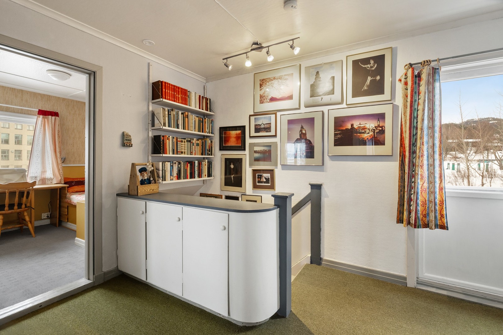 2.etasje består av gang, bad og 3 soverom Galleribilde