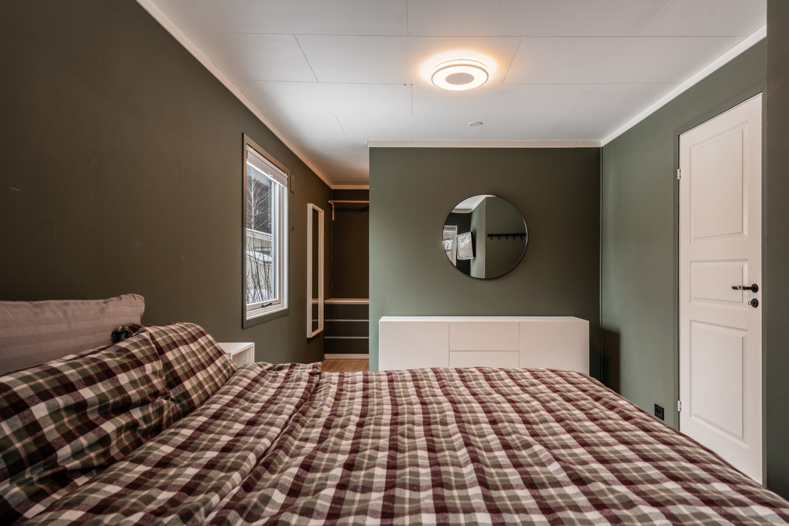 Soverommet har praktisk walk-in closet. Galleribilde