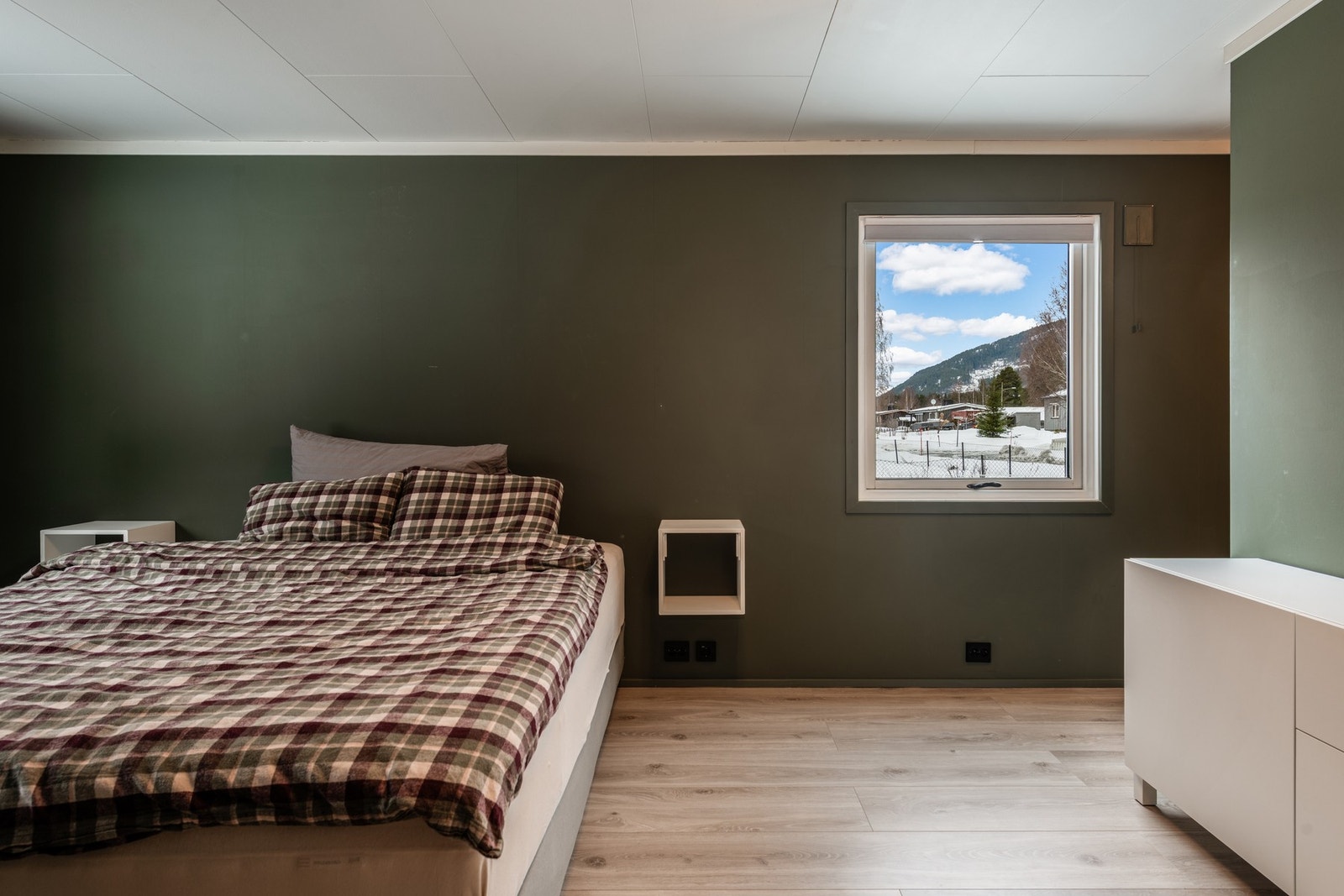 Stort hovedsoverom malt i en lun og god grønnfarge. Galleribilde