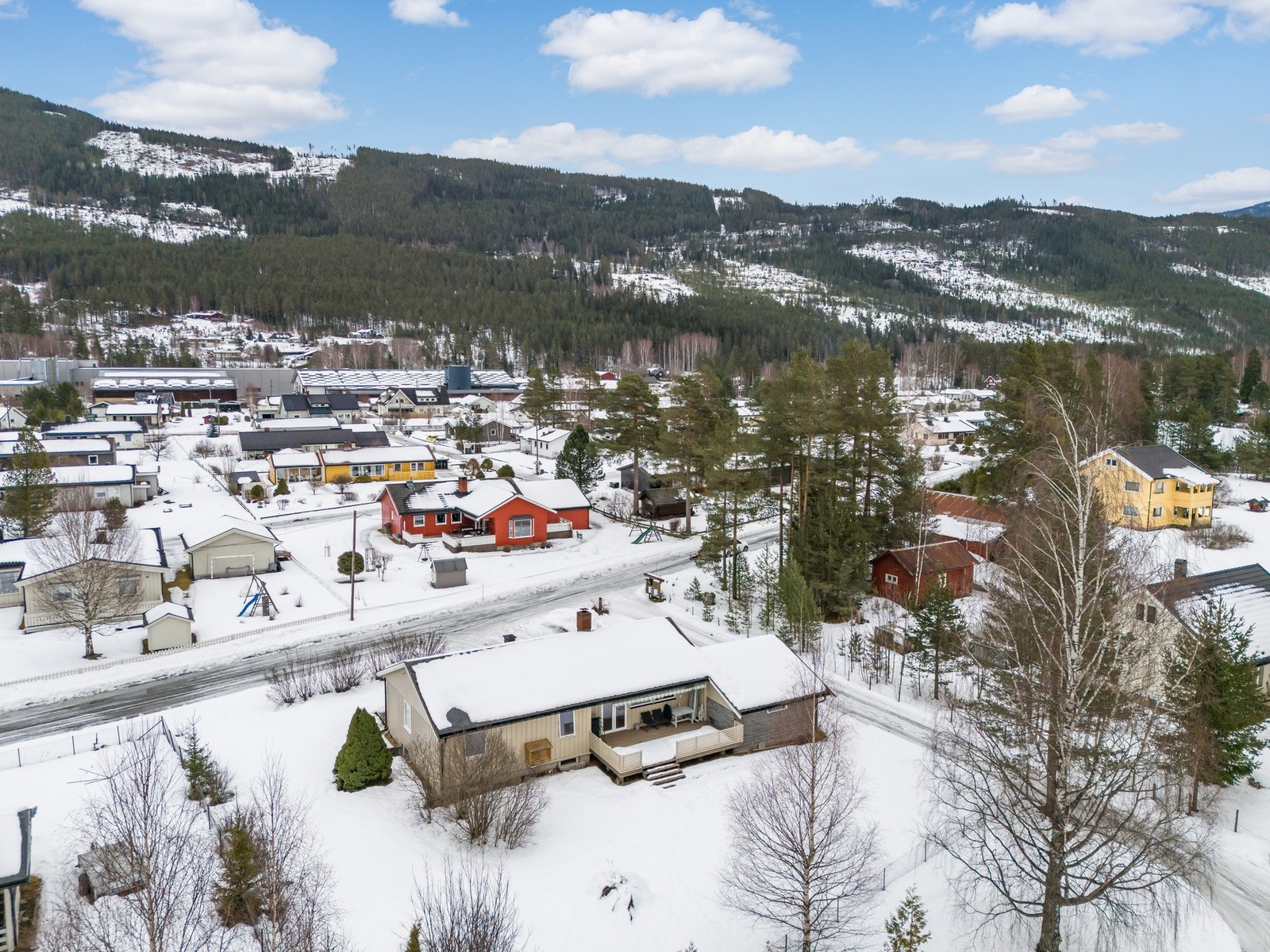 Eiendommen ligger fritt og fint til på Nesbyens solside med nærhet til flott turområde. Galleribilde