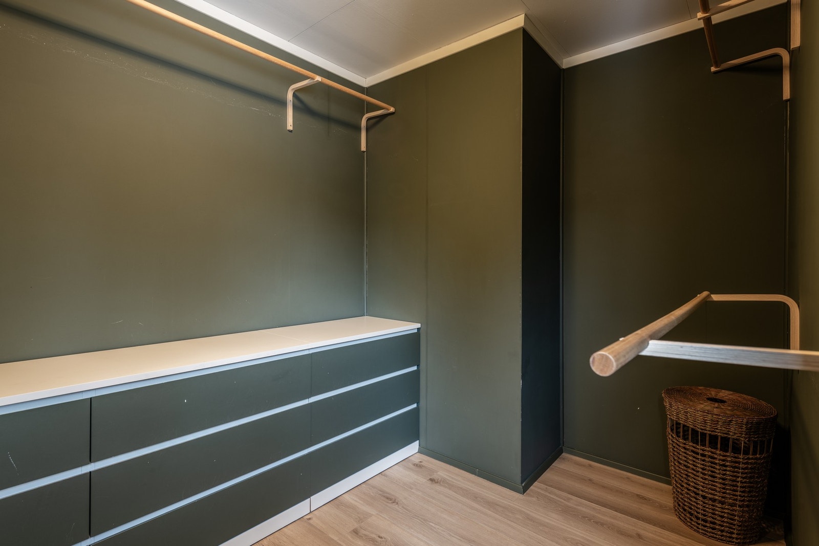 Walk-in closet med god plass og oversikt. Galleribilde