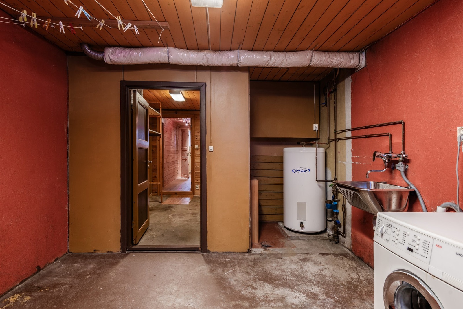 Opplegg for vaskemaskin, utslagsvask og montert varmtvannsbereder. Galleribilde